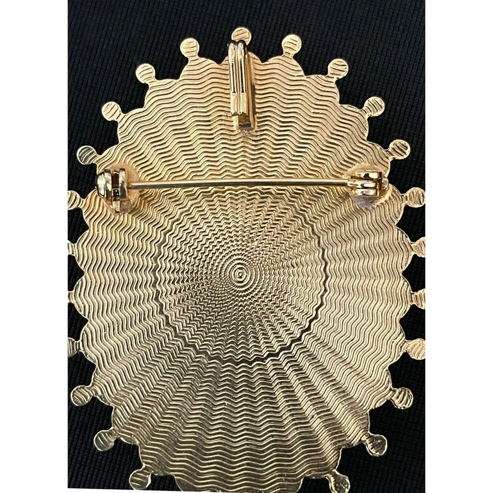 Vintage Gold Tone Pink Enamel Medallion Brooch Pin Oval Pendant Jewelry